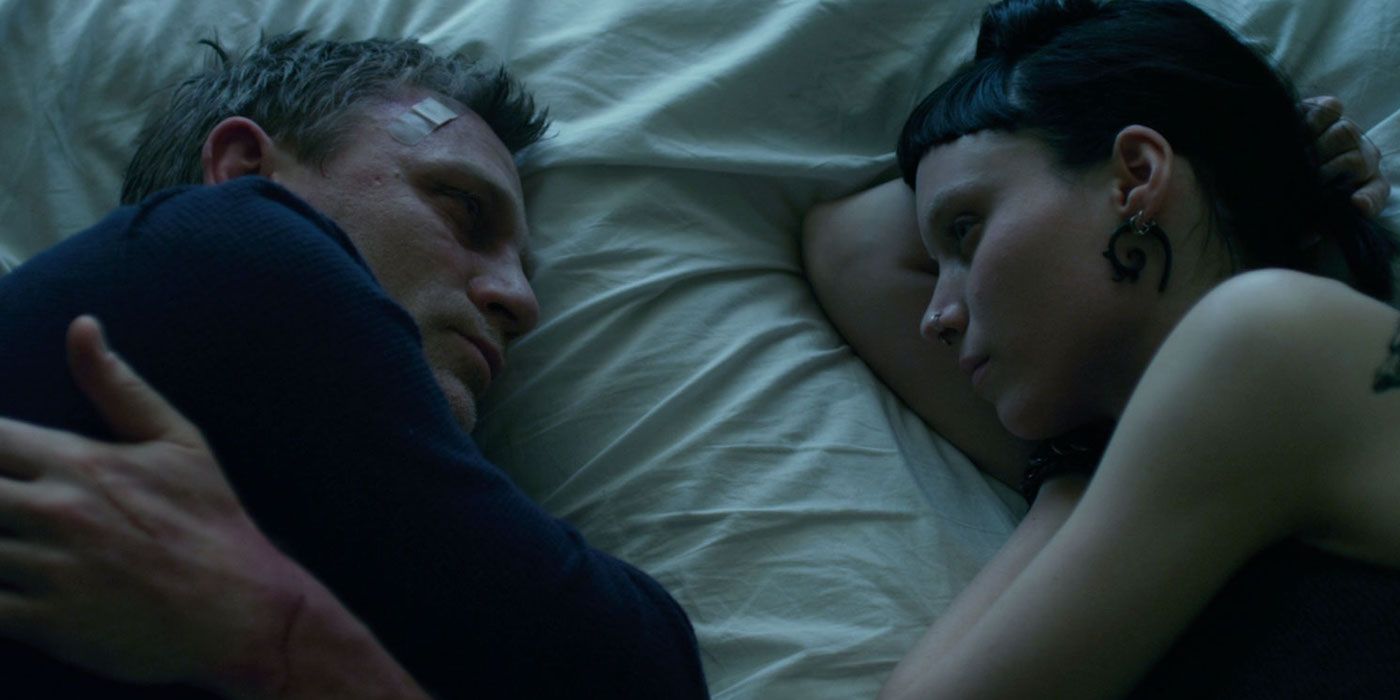 Rooney Mara e Daniel Craig deitados na cama juntos em Girl with the Dragon Tattoo