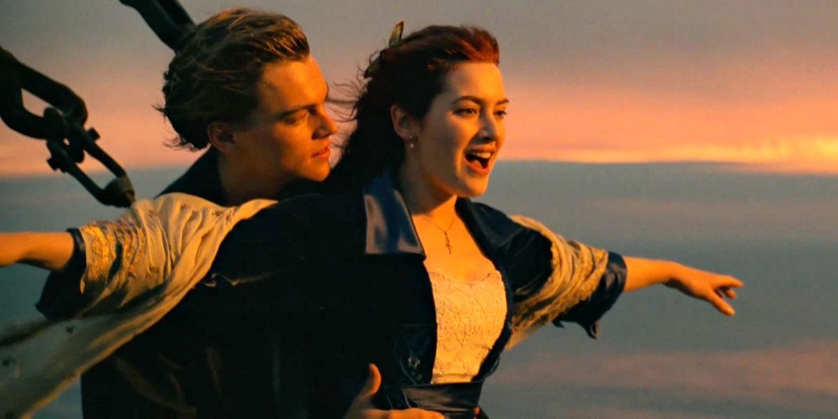 Jack e Rose se abraçando e olhando para longe no Titanic.