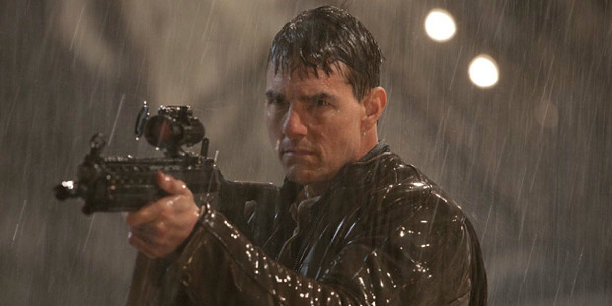 Tom Cruise holding a machine gun in Jack Reacher