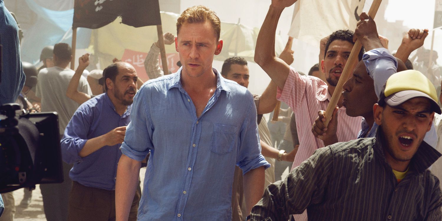 Tom Hiddleston in The Night Manager pilot episode with a crowd around him