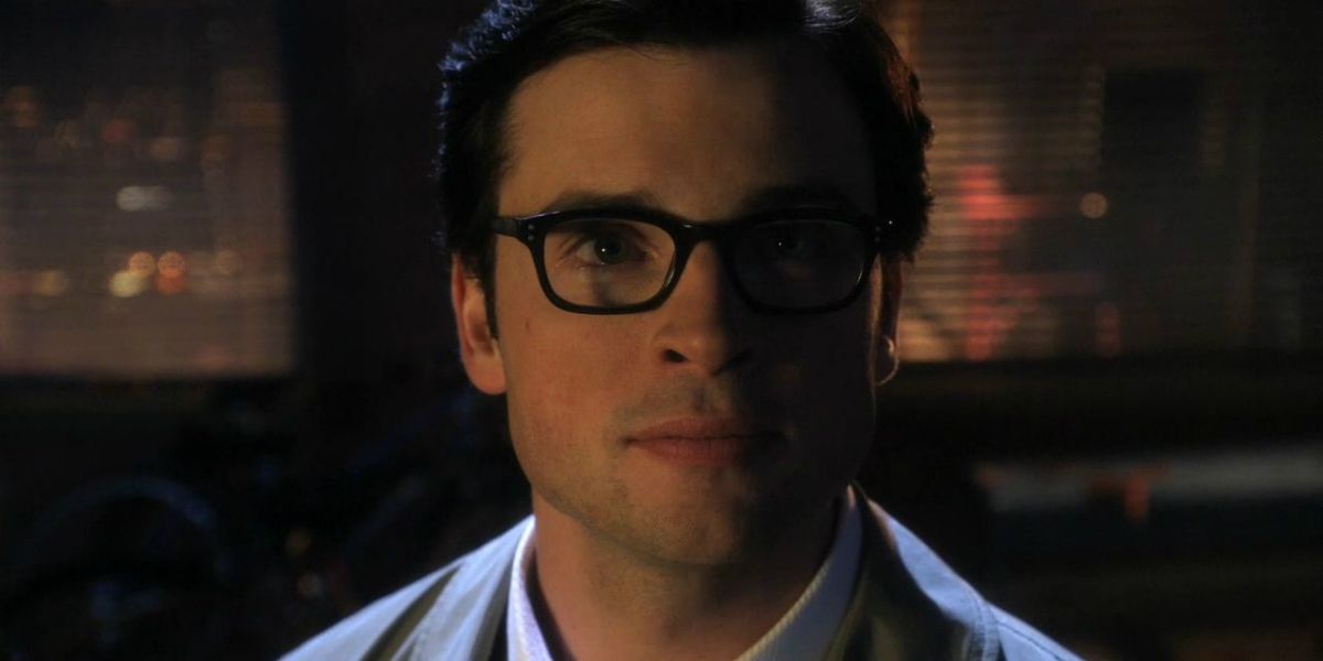 Tom Welling wearing glasses as Clark Kent in Smallville
