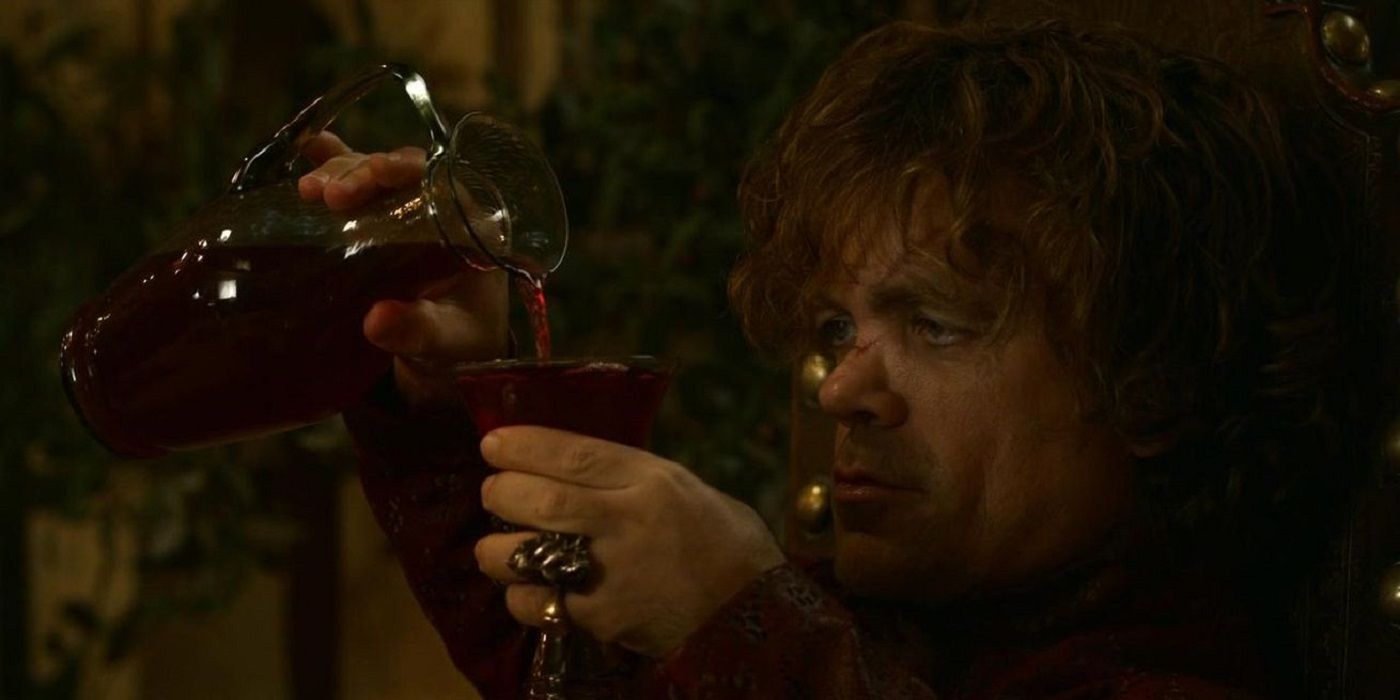 Tyrion Lannister bebendo vinho