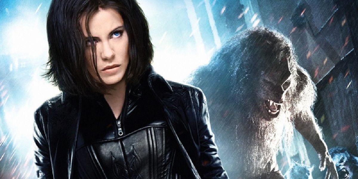 Image from Underworld Awakening with Kate Beckinsale standing in front of a werewolf