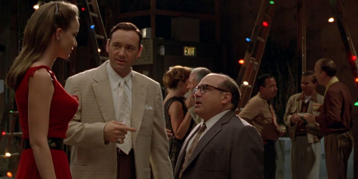 Kim Basinger, Danny DeVito e Kevin Spacey em LA Confidential