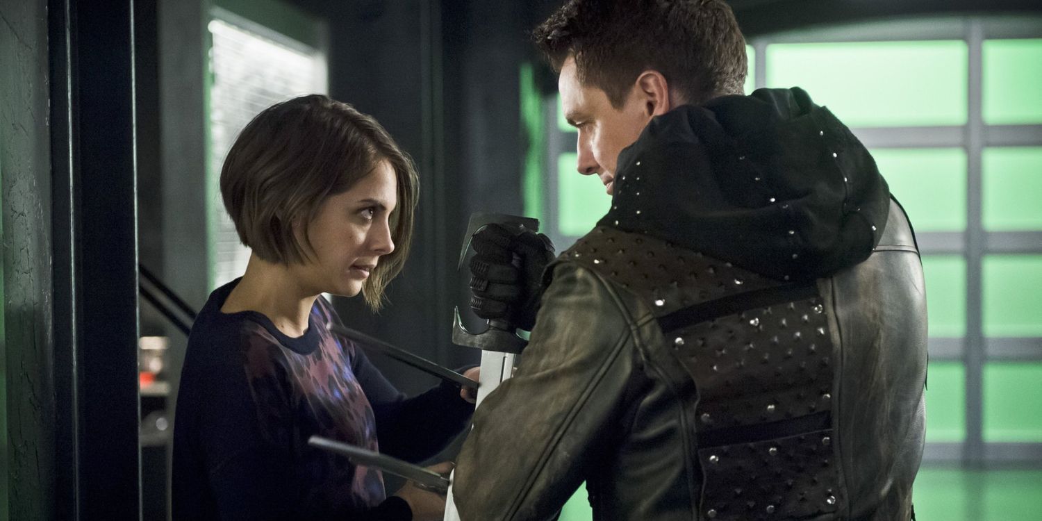 Willa Holland and John Barrowman in Arrow Season 4 Episode 18