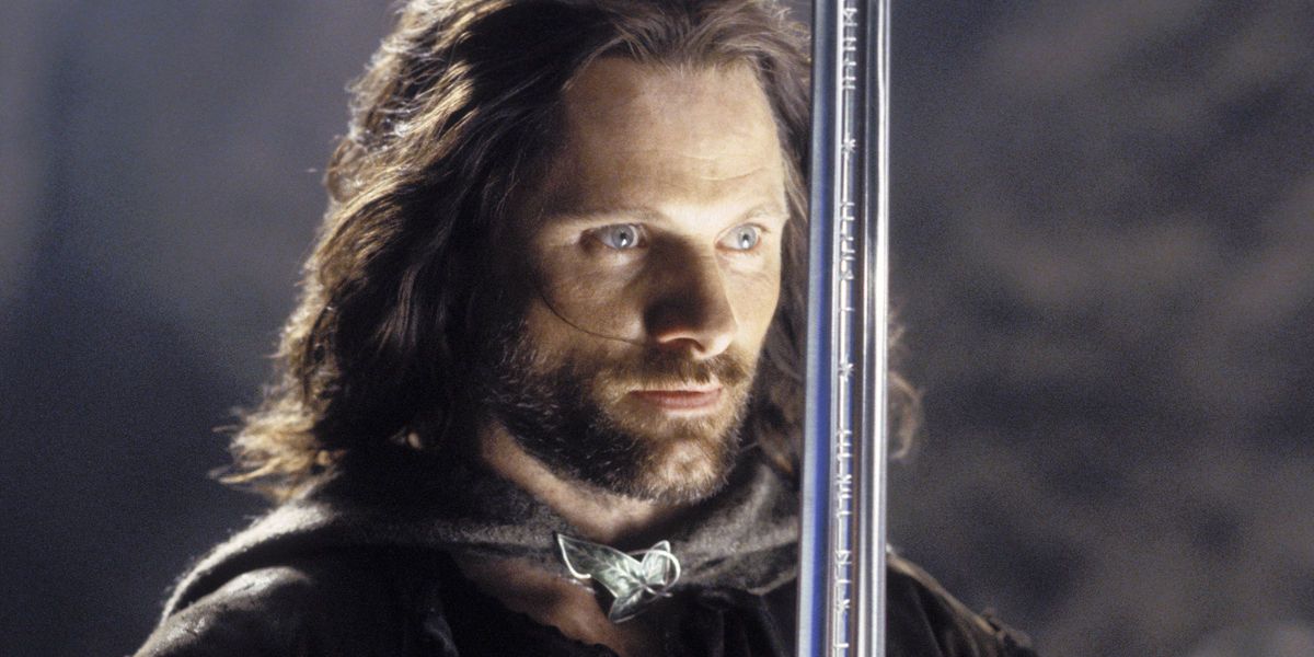 Aragorn levantando uma espada diante dele em O Senhor dos Anéis.