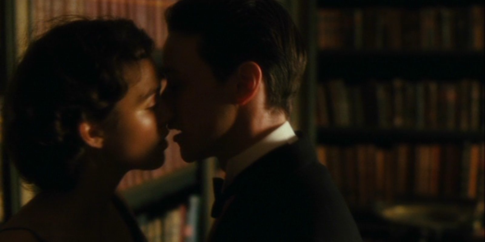 贖罪の図書室でキスをする男女