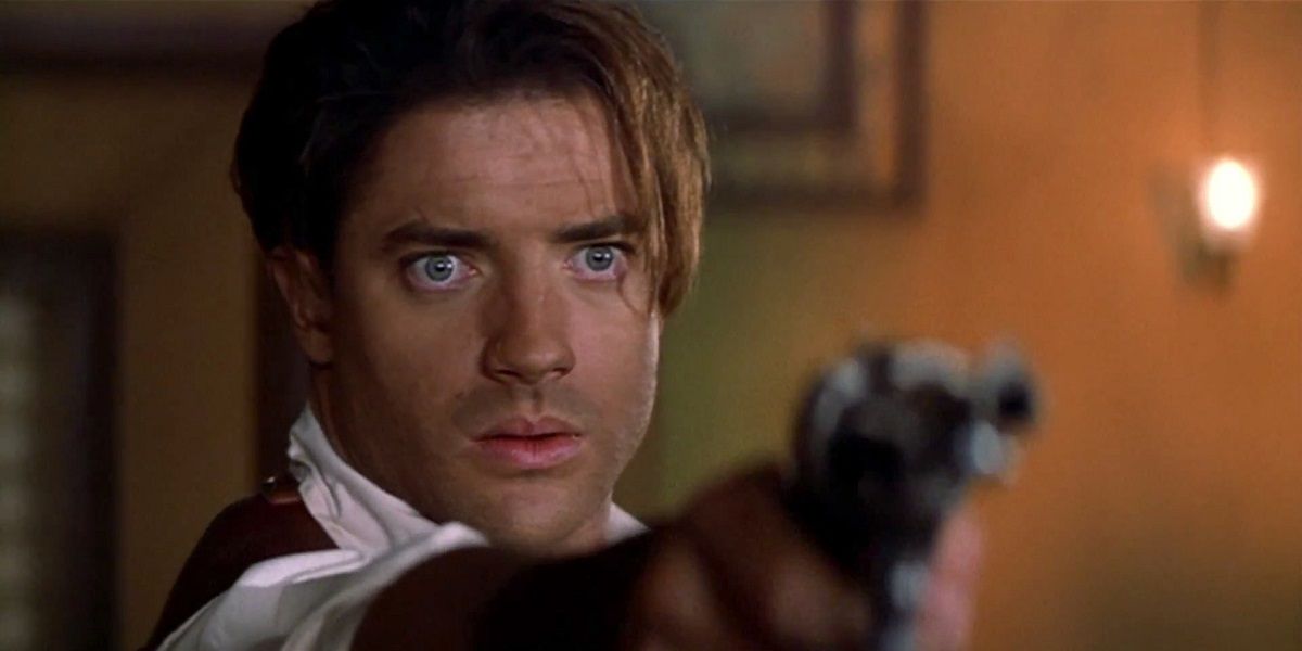 Rick O'Connell apontando uma arma em A Múmia.