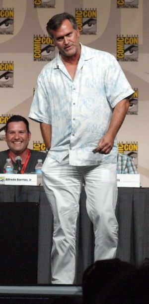 Bruce Campbell paying for compliments at SD Comic-Con 2009