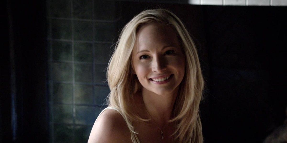 Caroline Forbes sorrindo para a câmera na foto de Vampire Diaries