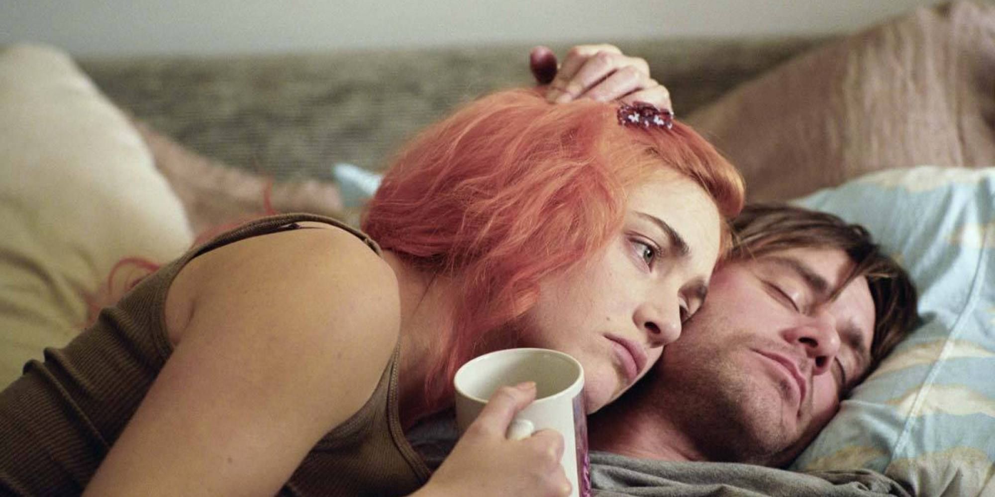 carrey asleep with kate winslet as clementine lying on his check in eternal sunshine