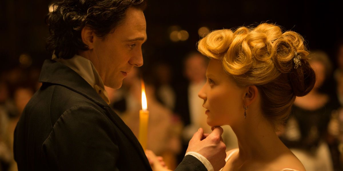 Tom Hiddleston y Mia Wasikowska en Crimson Peak