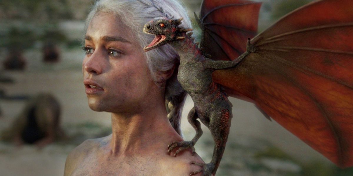 Daenerys com o bebê Drogon no ombro em Game of Thrones. 