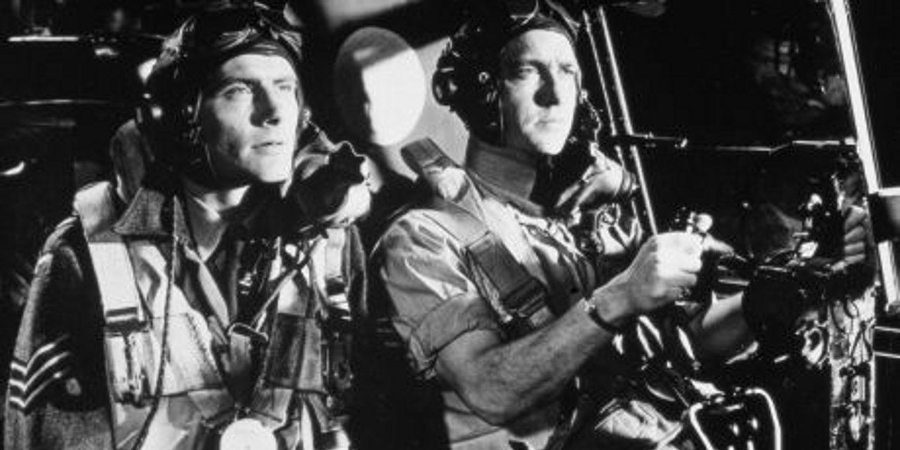 Dois pilotos pilotando um avião em Dam Busters