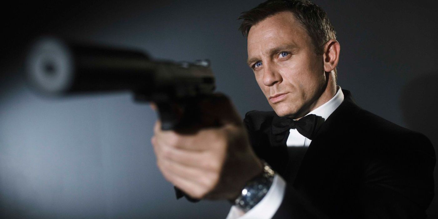 Daniel Craig pointing a gun as James Bond