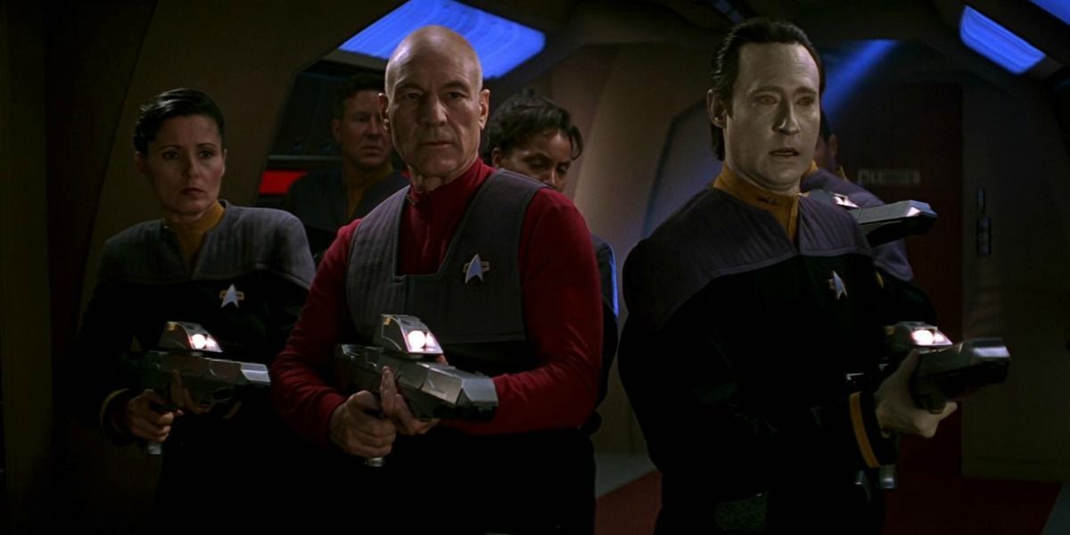 Os oficiais da Frota Estelar atiram contra uma ameaça em Star Trek: The Next Generation