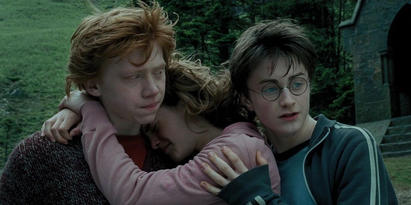 Hermione hugs Ron and stands next to Harry in Harry Potter And The Prisoner Of Azkaban.