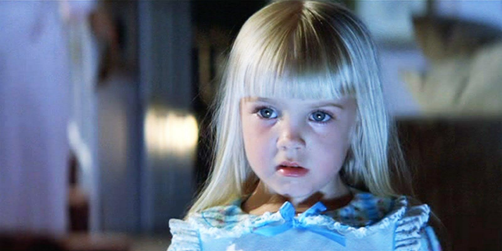 Heather O'Rourke as Carole Anne Freeling staring at the TV screen in Poltergeist