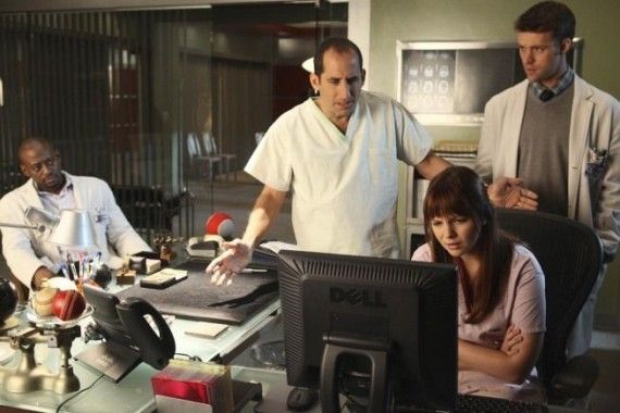 The team (L-R: Omar Epps, Peter Jacobson, Amber Tamblyn and Jesse Spencer) work to diagnose a patient who is exhibiting symptoms similar to smallpox
