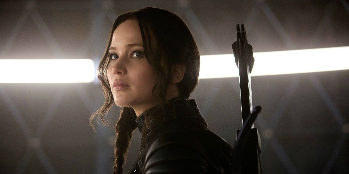 An image of Katniss standing in front of media screen in Mockingjay - Part 1