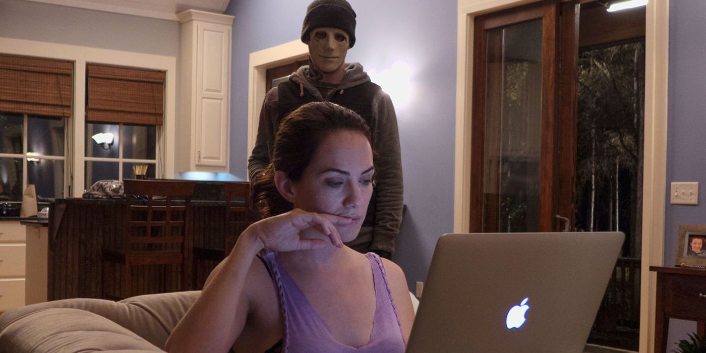 Kate Siegel with the masked assailant behind her in Mike Flanagan's Hush