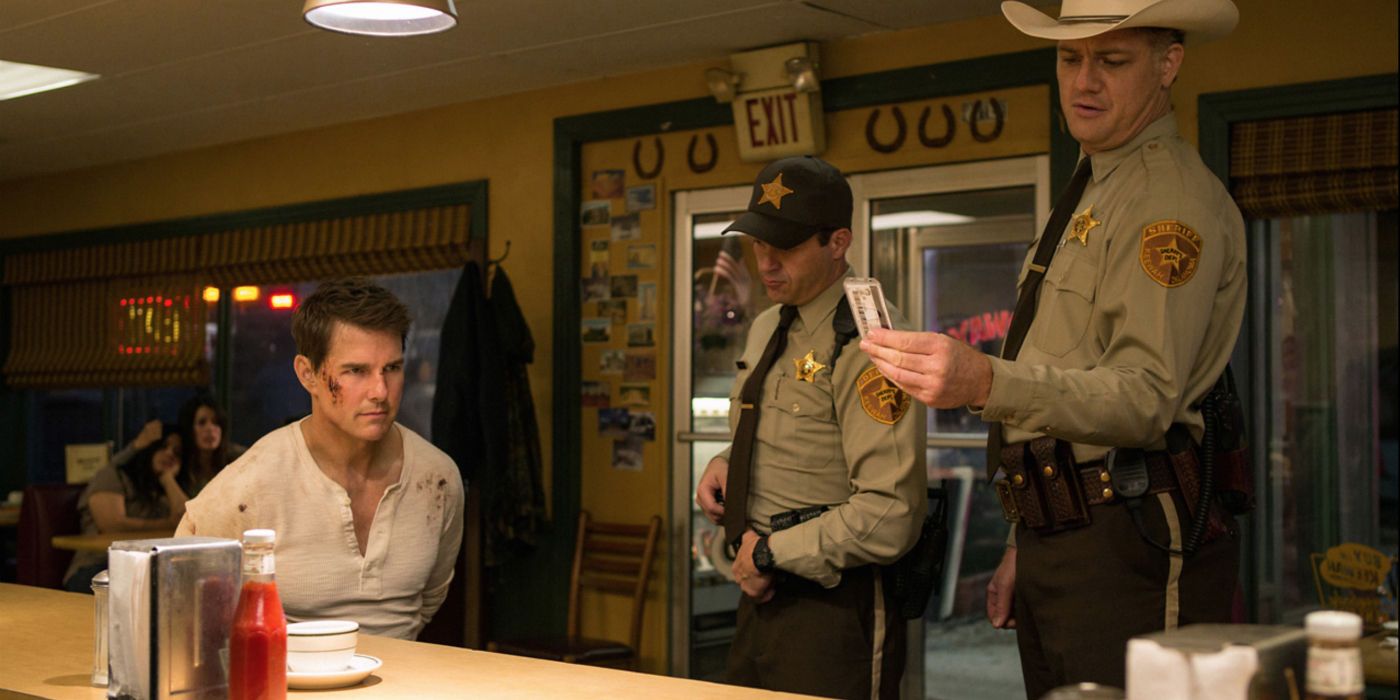 Jack Reacher: Never Go Back - Tom Cruise handcuffed in a diner while Jason Douglas looks at his ID