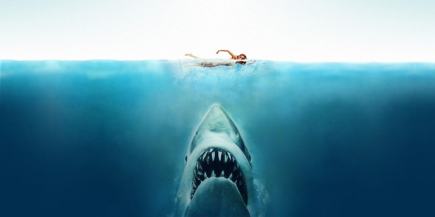 Jaws sobe do mar para comer um nadador.