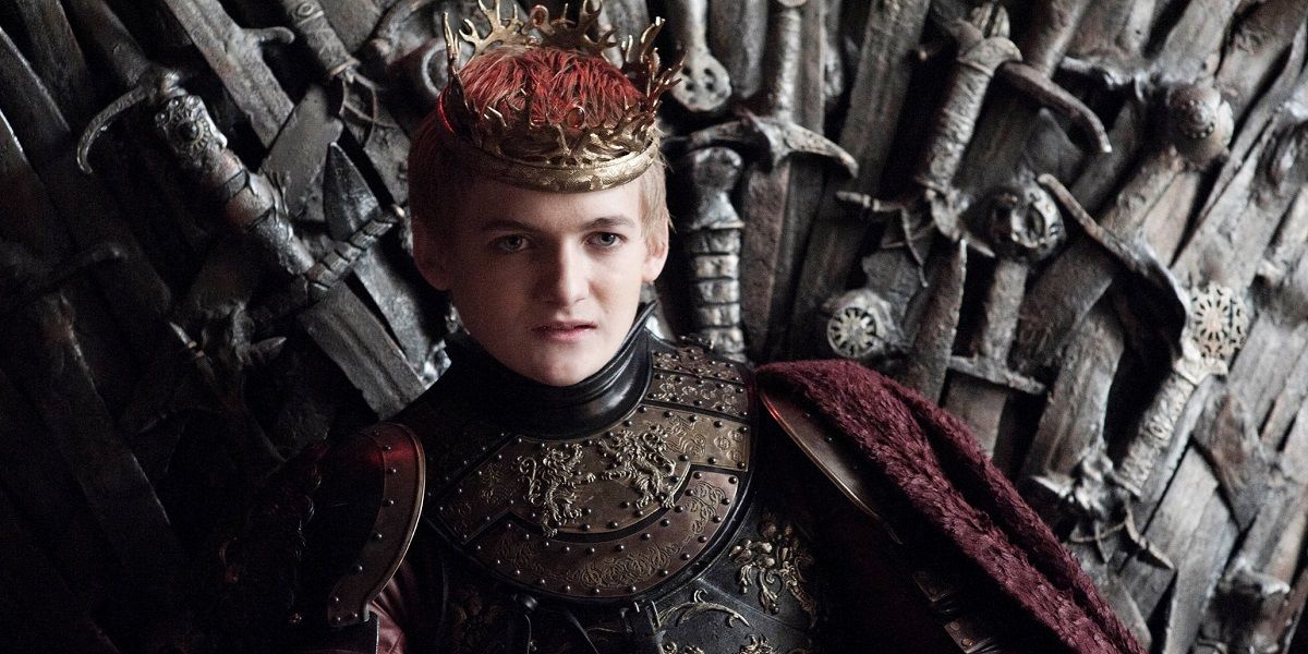 Joffrey Baratheon sentado no trono de ferro em Game of Thrones.