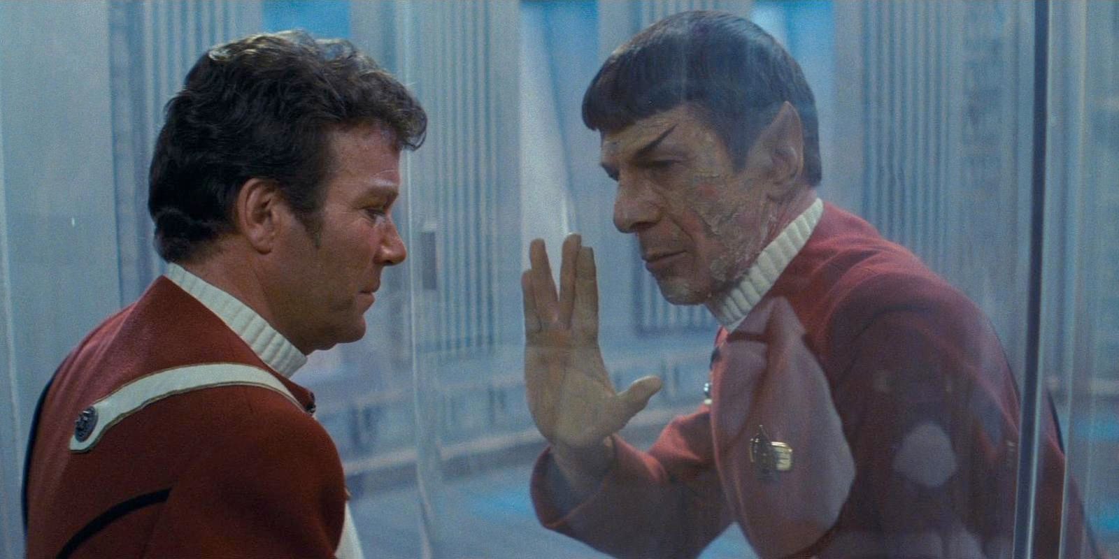 William Shatner como Capitão Kirk e Leonard Nimoy como Spock se despedem durante a cena da morte de Spock em Star Trek II: The Wrath of Khan.