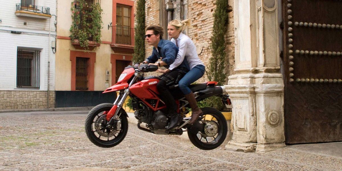 Roy and June riding a bike in Knight and Day.