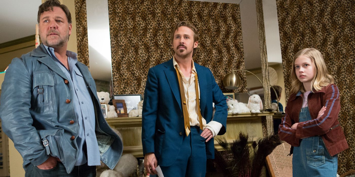 Russell Crowe, Ryan Gosling and Angourie Rice in a hotel room in The Nice Guys