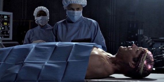 Coulson fazendo cirurgia via Projeto TAHITI em Agents of Shield