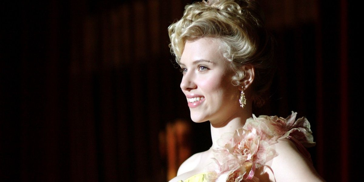 Olivia (Scarlett Johansson) sorrindo no palco em The Prestige