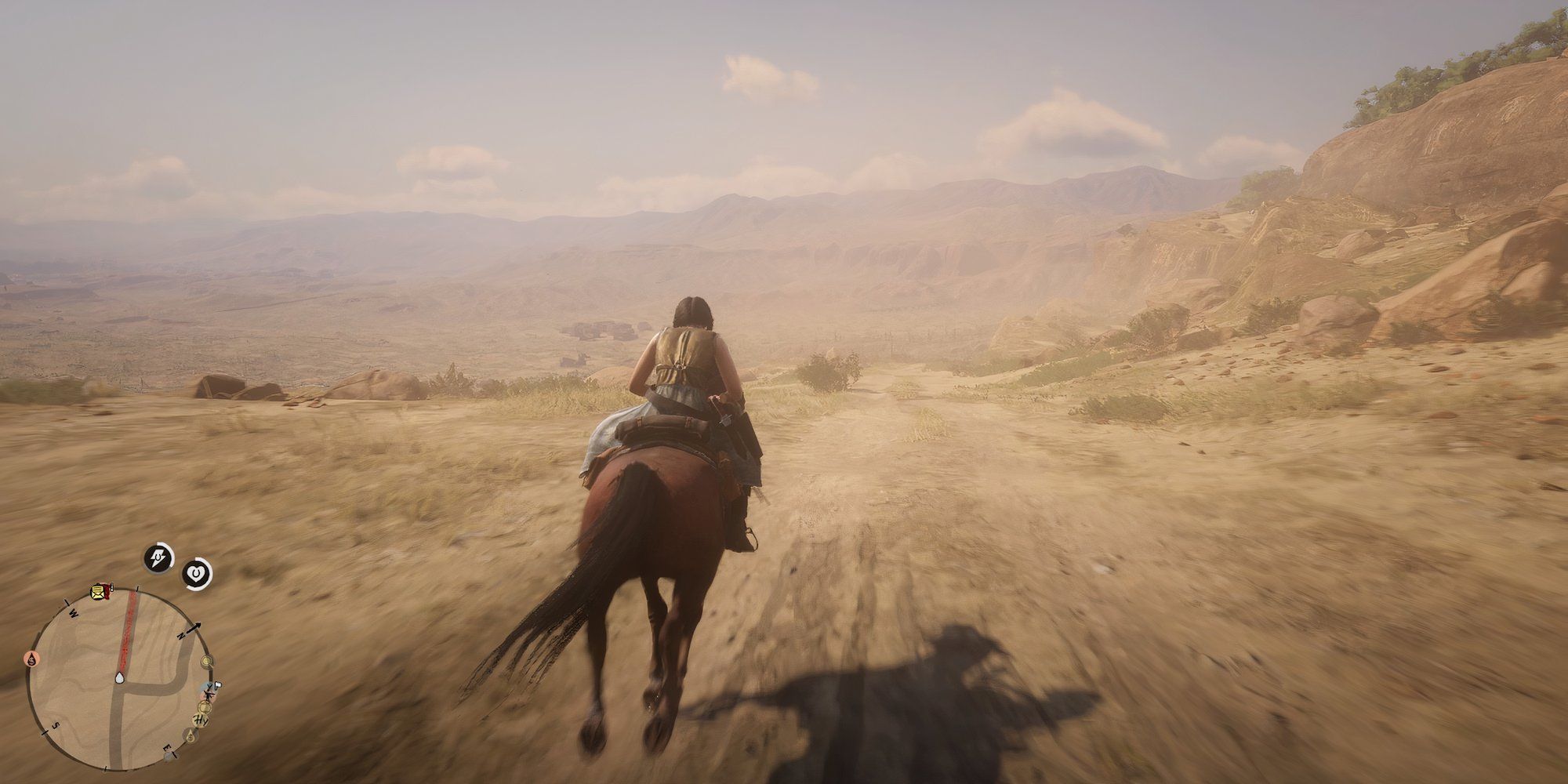 Um jogador andando em um cavalo pelo deserto em Red Dead online.