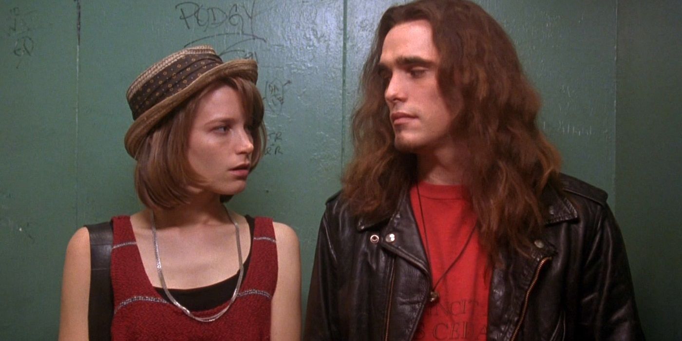 Cliff (Matt Dillon) and Janet (Bridget Fonda) staring at each other in an alley in Singles