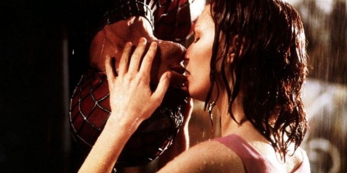 Spider-Man and Mary Jane kiss under the rain in Spider-Man