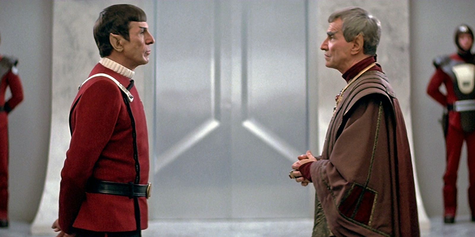 Leonard Nimoy nel ruolo di Spock con suo padre, Sarek, in Star Trek IV: Ritorno verso la Terra.