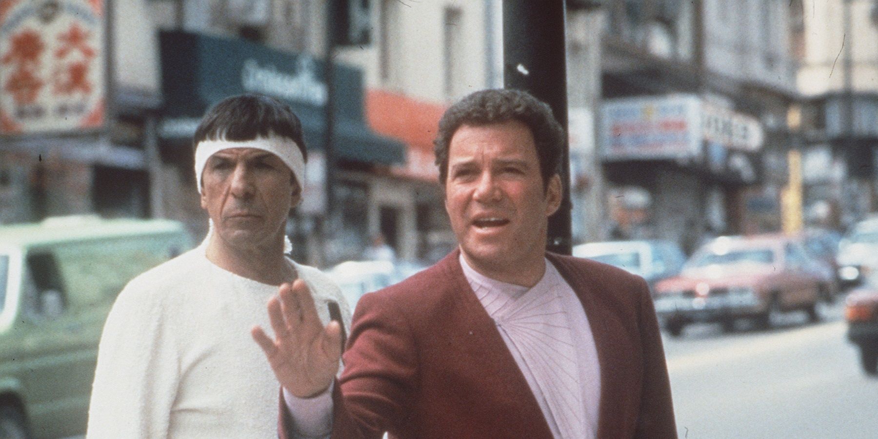 Kirk e Spock parados na rua em Star Trek IV