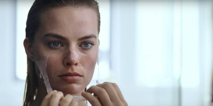 Suicide Squad S Margot Robbie Parodies American Psycho For Vogue