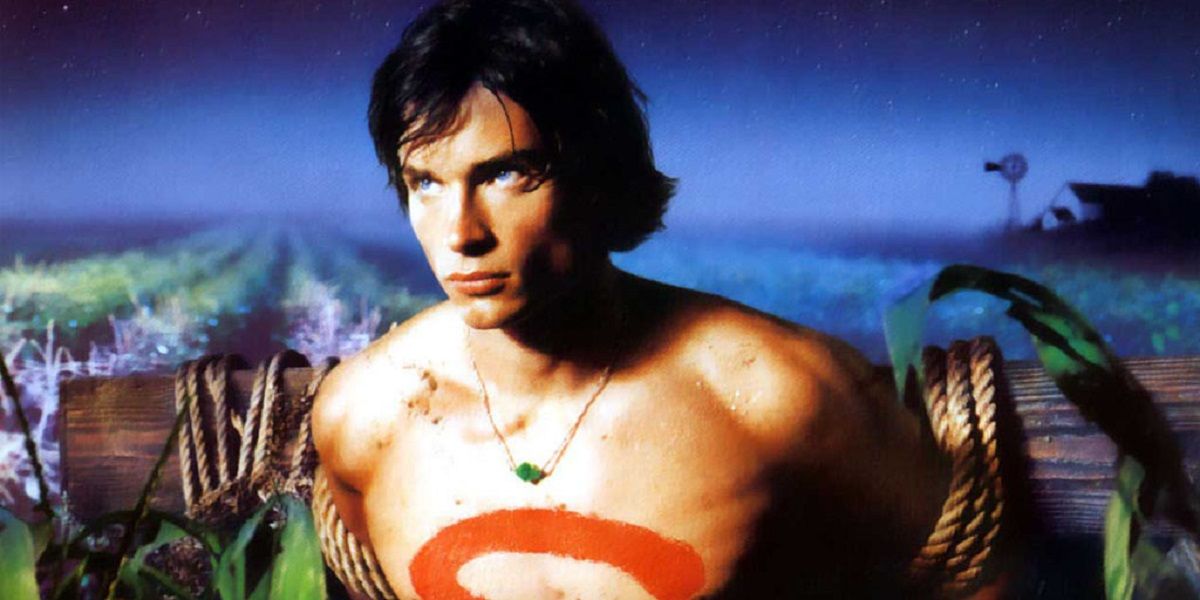 Clark Kent shirtless and looking to the distance in Smallville