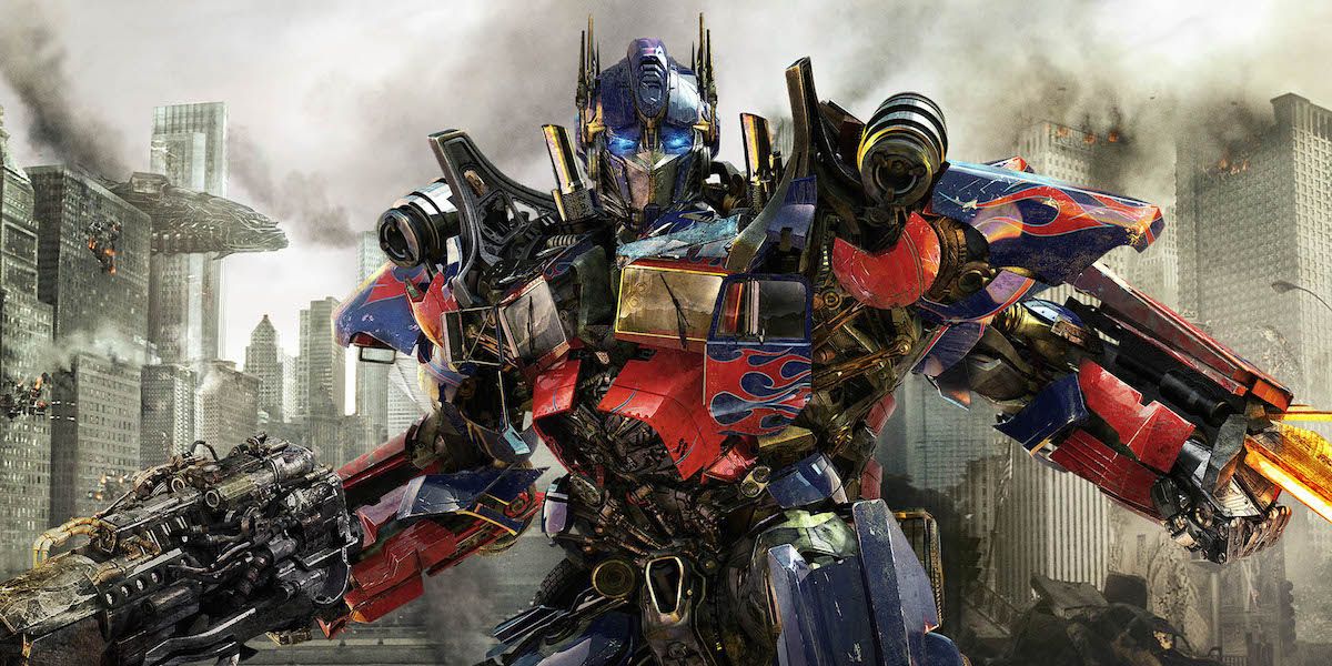 Optimus Prime fighting in Transformers: Dark of the Moon