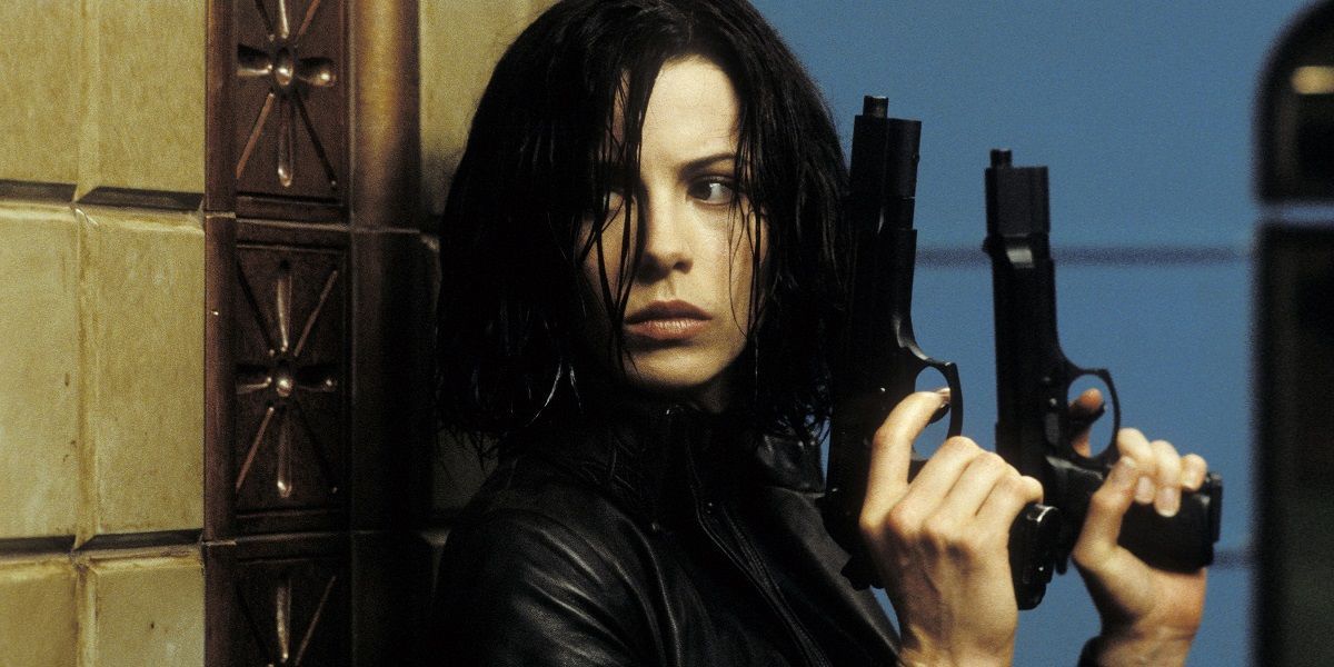 Kate Beckinsale holding up two guns in Underworld