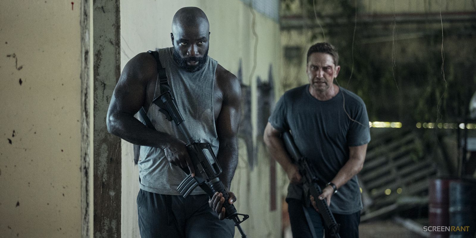 Mike Colter e Gerard Butler em Avião