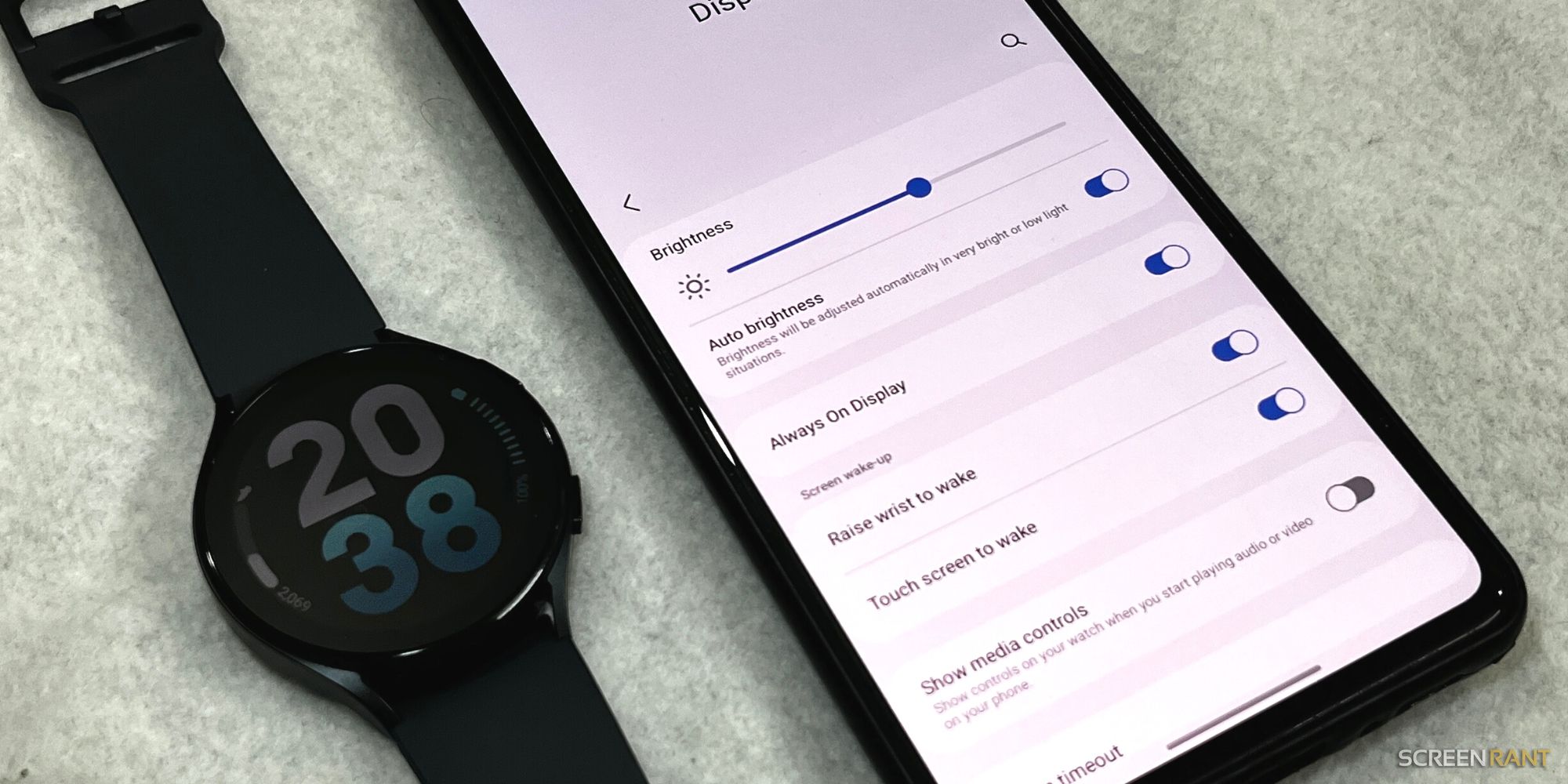 Image of the Galaxy Watch 5 and the Galaxy Wearable app showing the always-on display option
