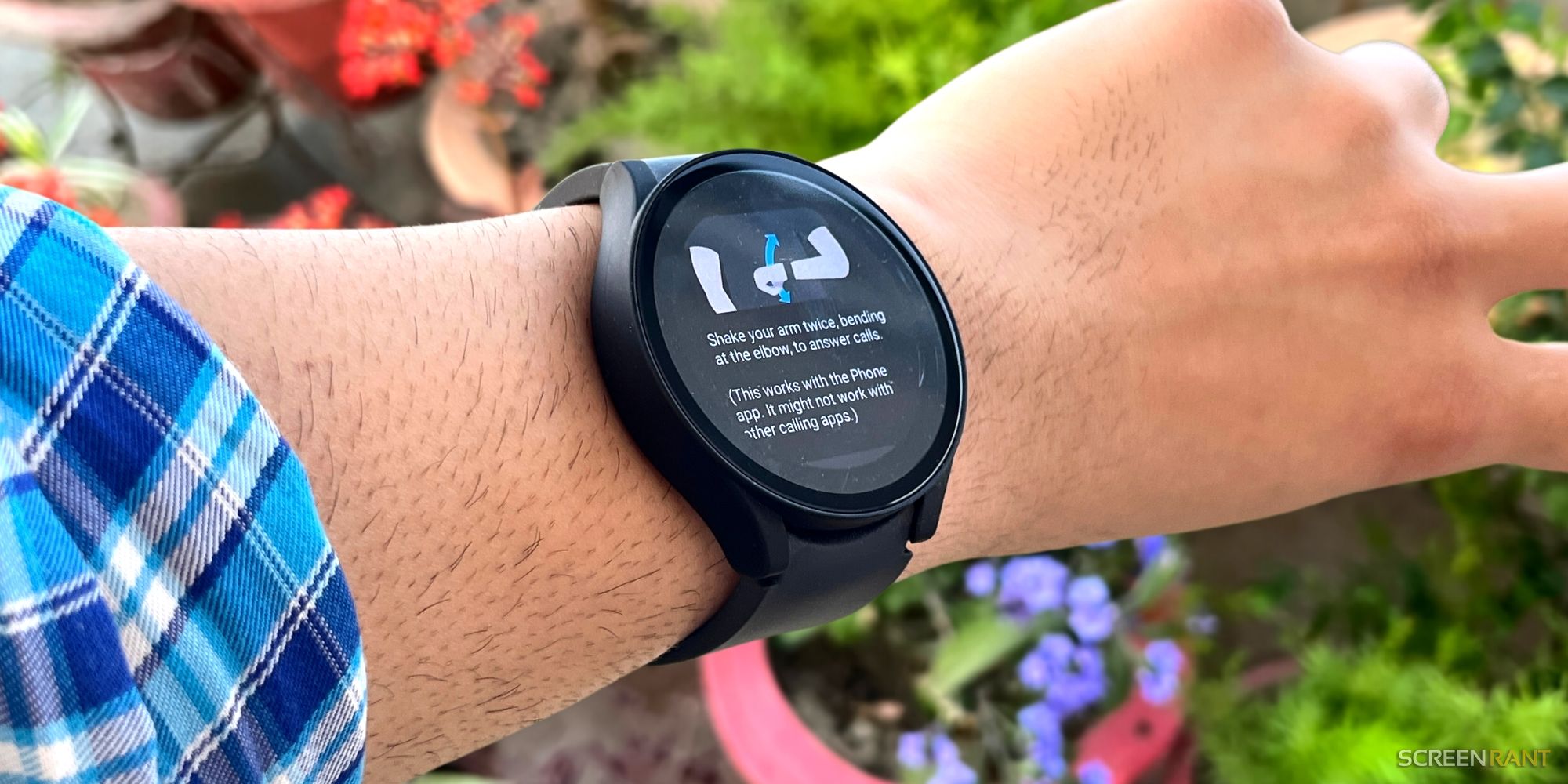 Image of the Galaxy Watch 5's gesture control feature
