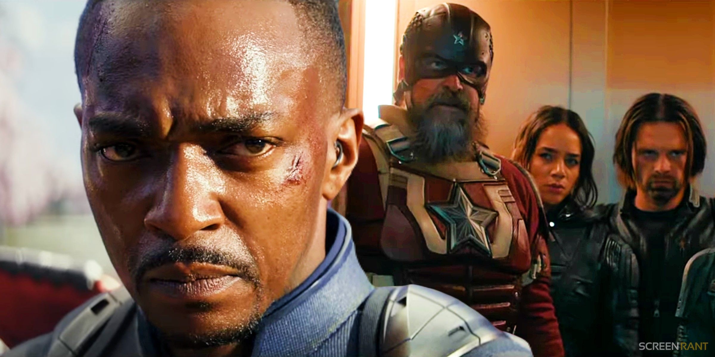 Anthony Mackie como Capitán América mira de cerca a la cámara David Harbour como la Guardia Roja con Sebastian Stan como Bucky Barnes en un ascensor