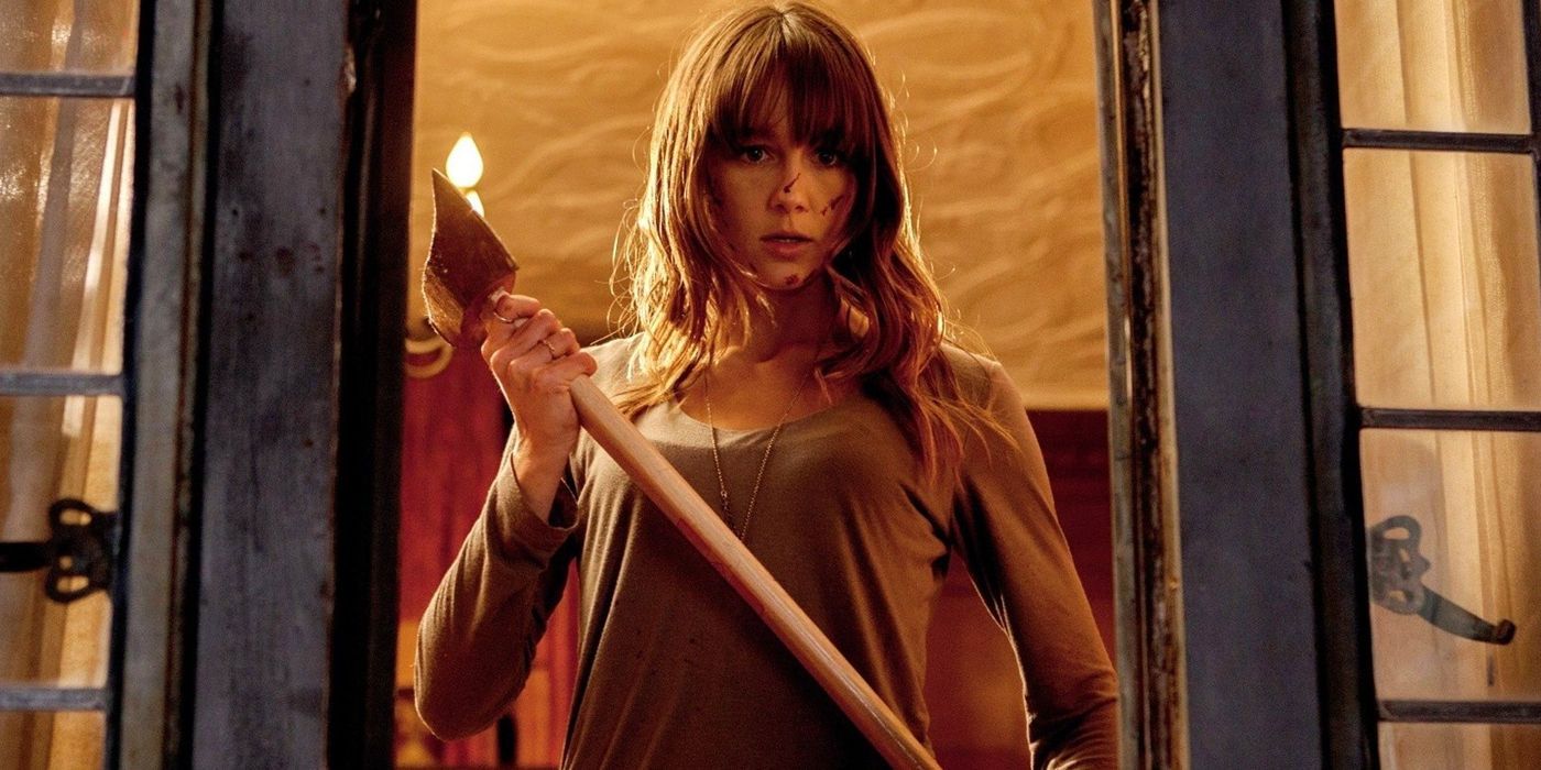 Erin sosteniendo un hacha en You're Next