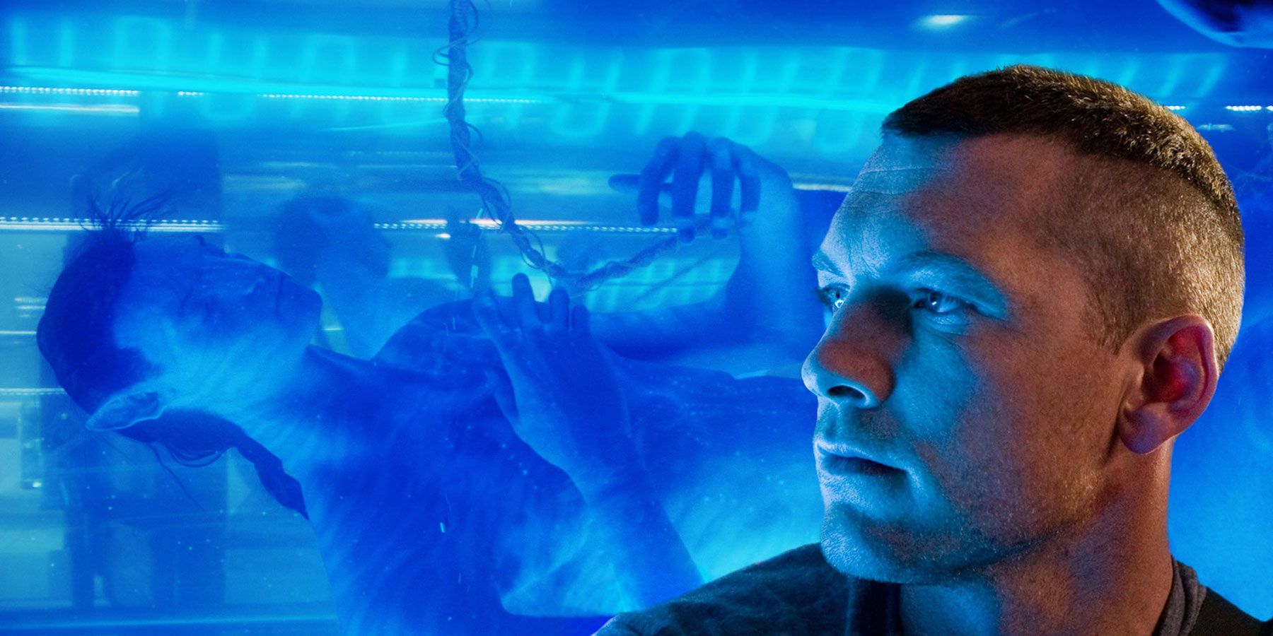 Jake Sully ao lado de um tanque Na'vi em Avatar