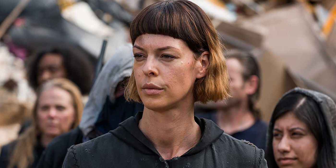 Jadis The Walking Dead with a group standing behind her