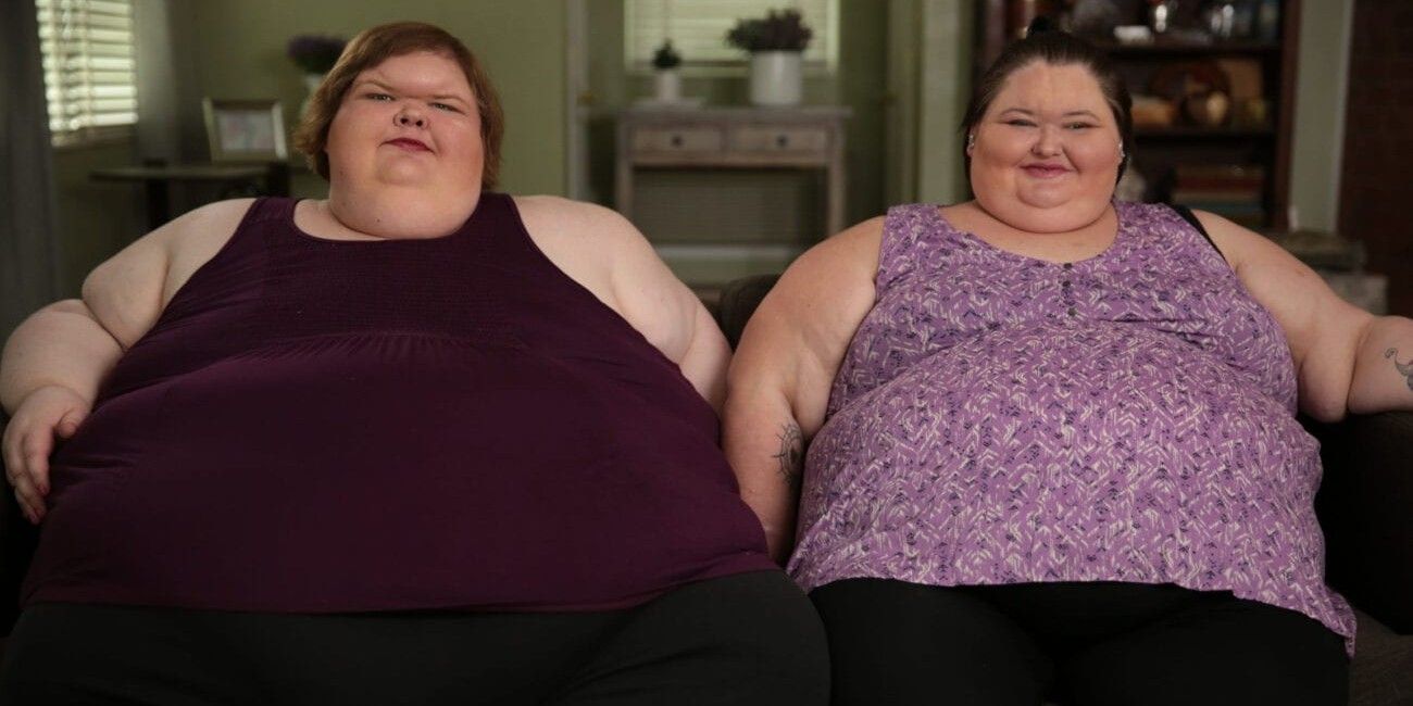 Tammy and Amy sitting on the couch together on 1000 lb sisters
